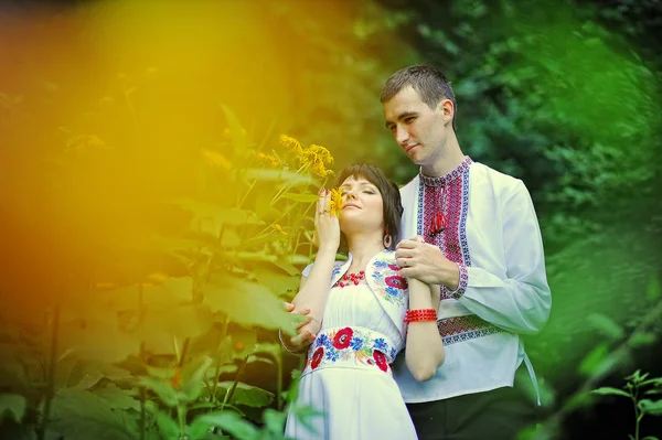 Jovem casal feliz em vestido nacional — Fotografia de Stock