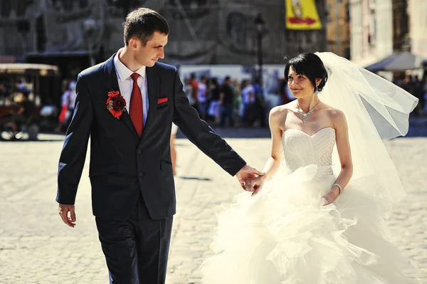 Bröllopsparet på gatorna i gamla staden — Stockfoto