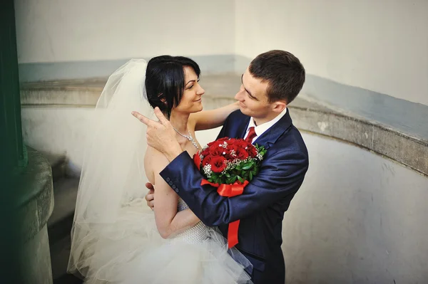 Couple de mariage dans les rues de la vieille ville — Photo