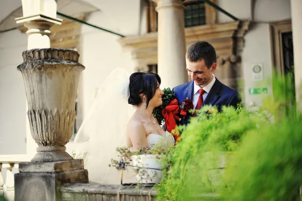 Matrimonio coppia sul cortile italiano — Foto Stock