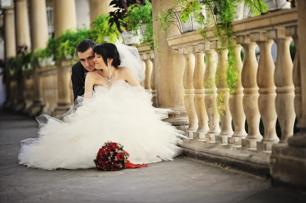 Casamento casal no pátio italiano — Fotografia de Stock