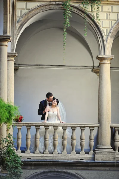 Matrimonio coppia sul cortile italiano — Foto Stock
