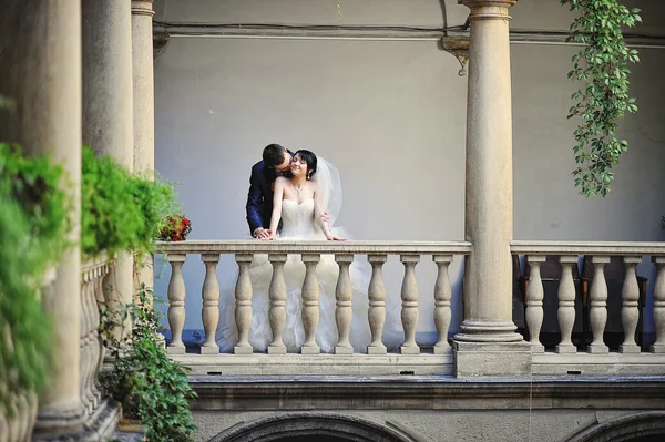 Couple de mariage sur cour italienne — Photo