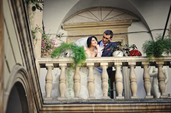 Matrimonio coppia sul cortile italiano — Foto Stock