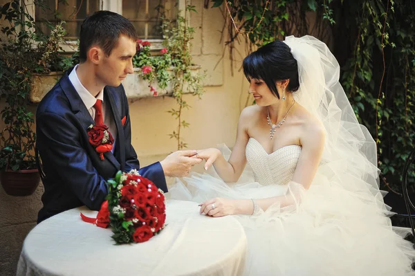 Casal feliz de casamento rindo na mesa — Fotografia de Stock