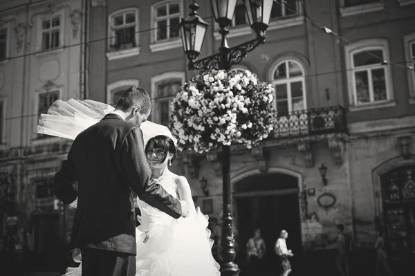 Esküvő házaspár utcák a régi város — Stock Fotó