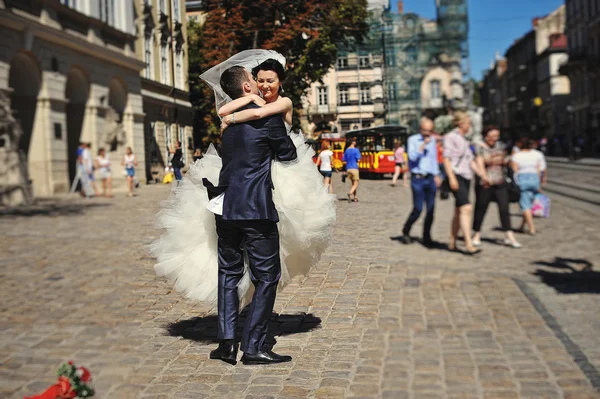 Casamento casal em ruas da cidade velha — Fotografia de Stock