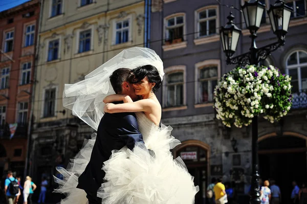 Esküvő házaspár utcák a régi város — Stock Fotó