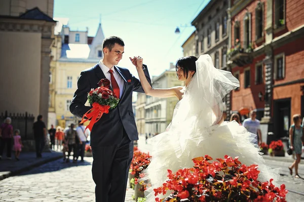 Casamento casal em ruas da cidade velha — Fotografia de Stock