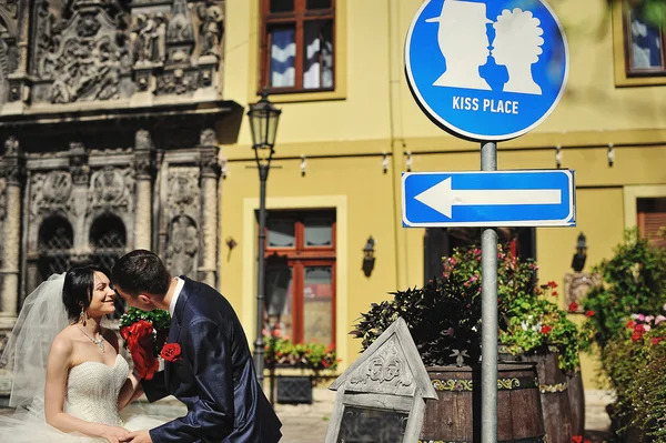 Couple de mariage dans les rues de la vieille ville baisers sur baiser place plat — Photo