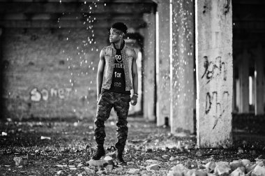 Siyah afroamerican adam gangsta rap şarkıcısı