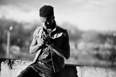 Siyah afroamerican adam gangsta rap şarkıcısı