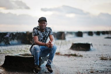 Çatıdaki tarzı siyah adam portresi