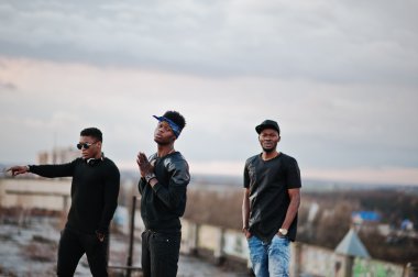 Üç şarkıcılar müzik grubu çatıda