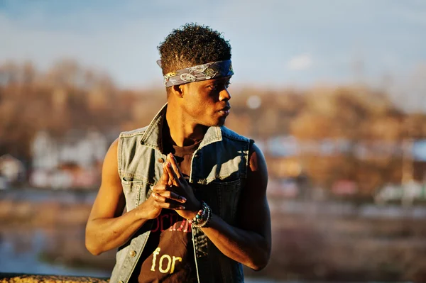 Svart afroamerican man gangsta rap sångare — Stockfoto
