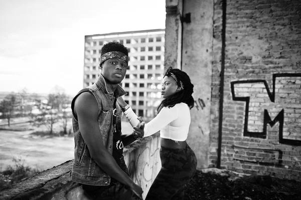 Couple of hip-hop afroamerican on undergraund — Stock Photo, Image