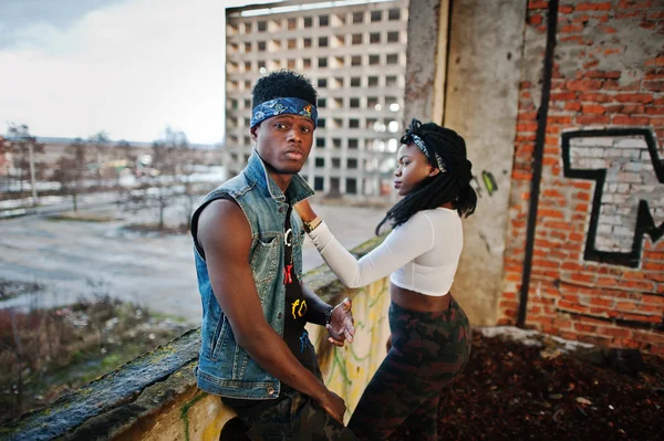 Casal de hip-hop afroamericano na graduação — Fotografia de Stock