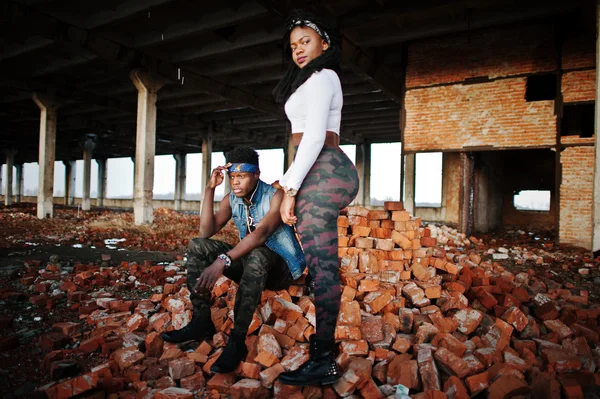 Couple of hip-hop afroamerican on undergraund — Stock Photo, Image