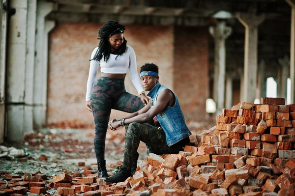 Пара афроамериканцев хип-хопа на Undergraund — стоковое фото