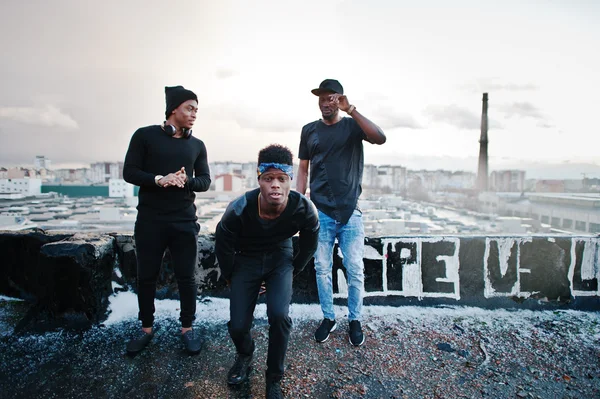 Tres cantantes de rap banda en el techo — Foto de Stock