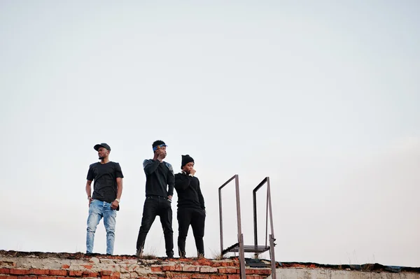 Tres cantantes de rap banda en el techo — Foto de Stock