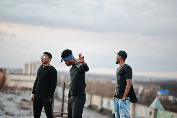 Три рэп-исполнителя на крыше — стоковое фото