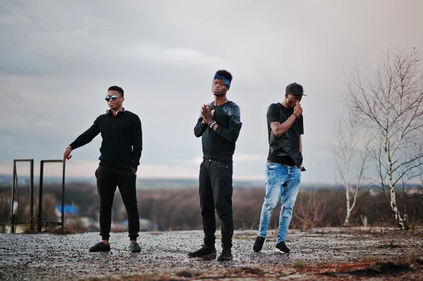 Tres cantantes de rap banda en el techo — Foto de Stock