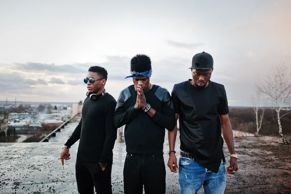 Tres cantantes de rap banda en el techo — Foto de Stock