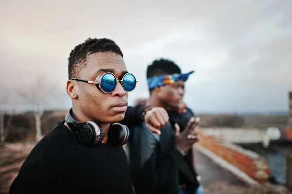 Tres cantantes de rap banda en el techo — Foto de Stock