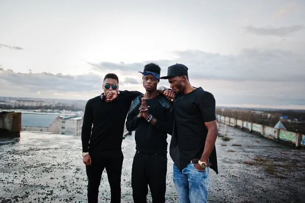Három rap énekesek zenekar a háztetőn — Stock Fotó