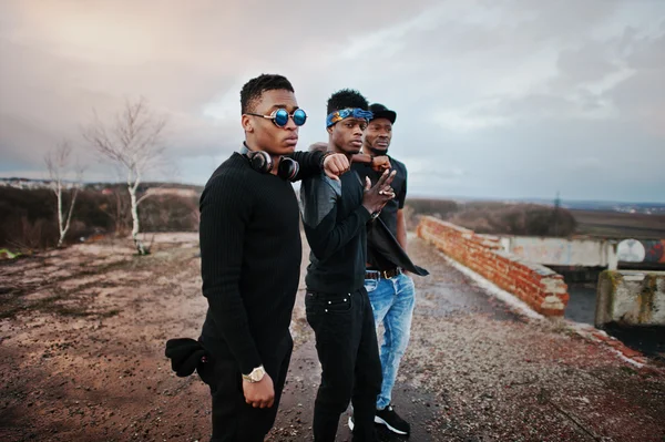 Tres cantantes de rap banda en el techo — Foto de Stock