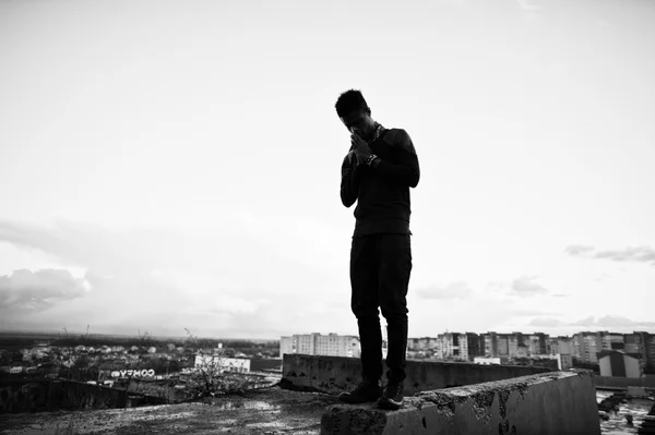 屋根の上の黒スタイル男のポートレート — ストック写真