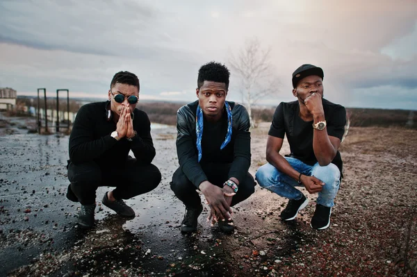 Három rap énekesek zenekar a háztetőn — Stock Fotó