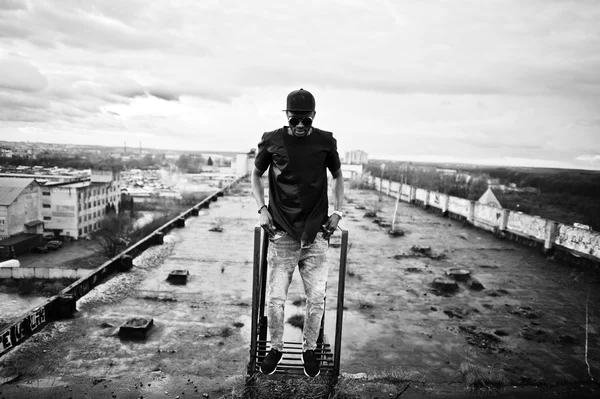 Retrato de hombre negro de estilo en el techo —  Fotos de Stock