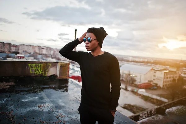 Портрет стильного черного человека на крыше — стоковое фото