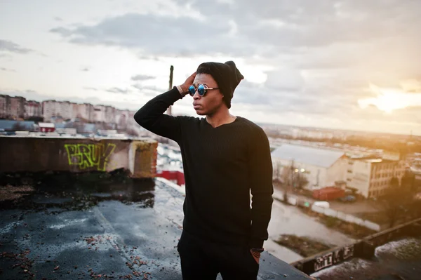 Retrato de hombre negro de estilo en el techo —  Fotos de Stock