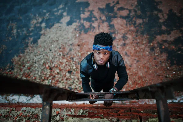 Portret van stijl zwart man op het dak — Stockfoto