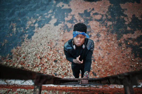 Retrato de hombre negro de estilo en el techo — Foto de Stock