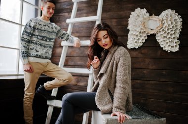 Genç Moda kış çift ahşap arka plan 