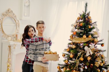 Hediyeler Noel ve yeni yıl decoratio ile şık genç Çift