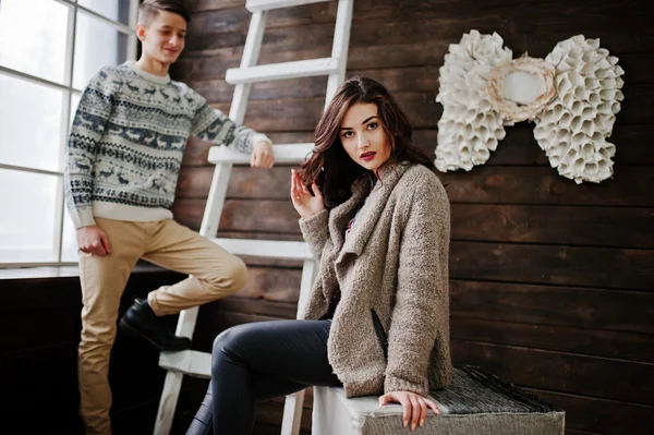 Jeune couple d'hiver de mode à fond en bois — Photo