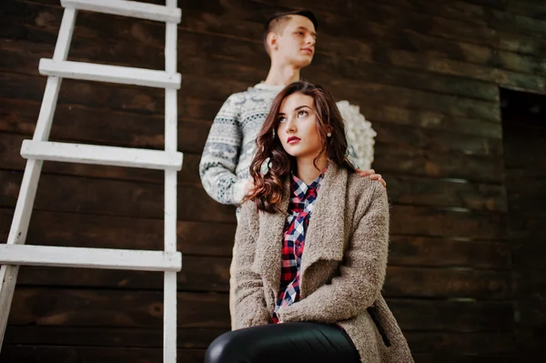 Jeune couple d'hiver de mode à fond en bois — Photo