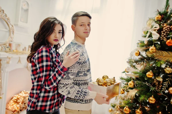Para młodych stylowe prezenty świąteczne i noworoczne decoratio — Zdjęcie stockowe