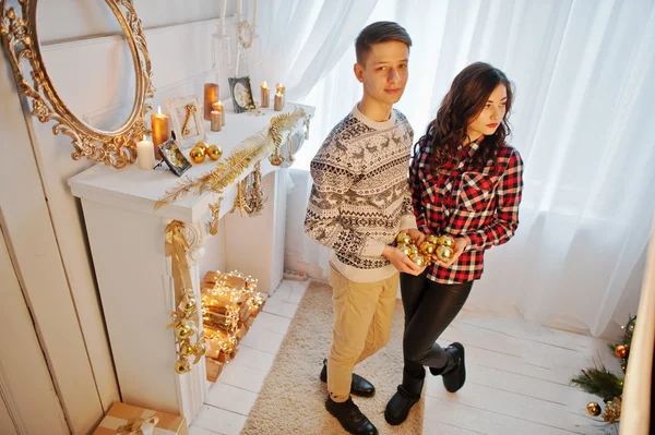 Giovane coppia elegante con regali di Natale e Capodanno decoratio — Foto Stock