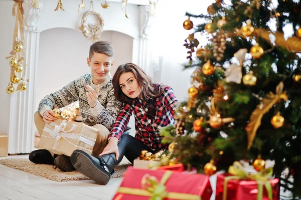 Молода стильна пара з різдвяними подарунками та новорічним декоріо — стокове фото