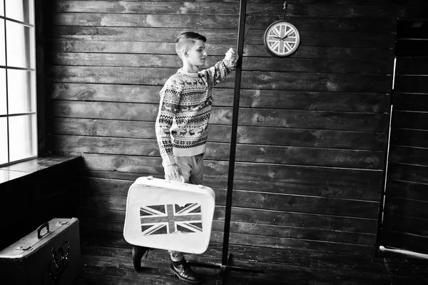 Jovem homem de moda com a mala com a bandeira britânica — Fotografia de Stock