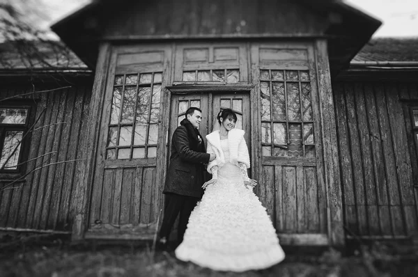 Wedding couple background old scary vampire house — Stock Photo, Image