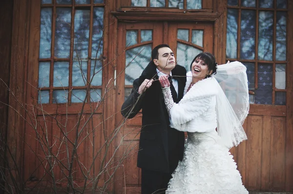新婚夫妇背景老可怕的吸血鬼房子 — 图库照片