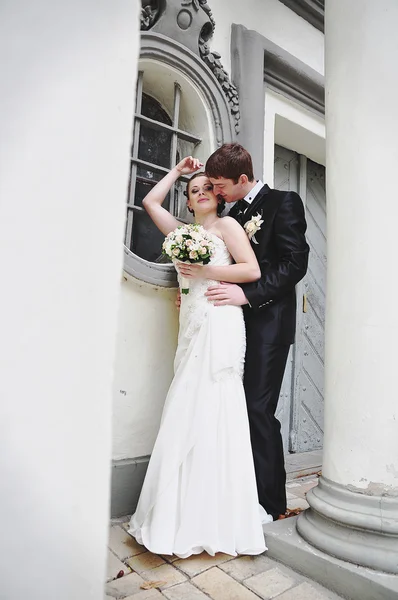 Coppia appena sposata vicino alle antiche colonne greche — Foto Stock