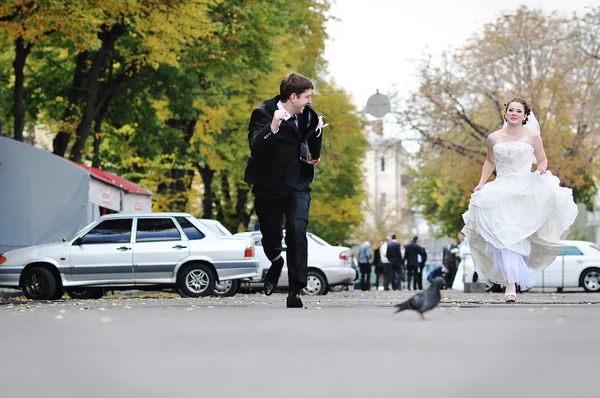 Funny boda pareja jogging competir — Foto de Stock